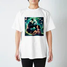 ぱんだ好きの店の月夜のパンダと女の子3 Regular Fit T-Shirt