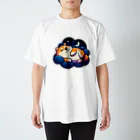 ねむいぬ(AMURO)の夜空の下で寝るぽっちゃり柴犬 Regular Fit T-Shirt