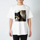 ねこ達と一緒の疲れた身体をいやすねこちゃん Regular Fit T-Shirt