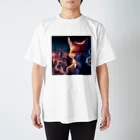 YFCの大都会に立つシリアスなキツネ② Regular Fit T-Shirt