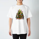 Snow-peaceのクリスマスツリーとキュートな子猫たち Regular Fit T-Shirt