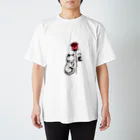 クロネコの薔薇と白猫 Regular Fit T-Shirt