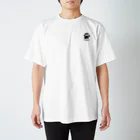 静岡市動物園協会【日本平動物園】公式SUZURIショップの【日本平動物園】ライオン・ギル　あしあとイラスト(font：ブラック) Regular Fit T-Shirt