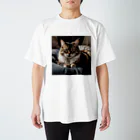 zigerparkのクッションと猫 Regular Fit T-Shirt