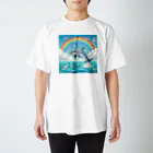 kaerinofficeのリラックスして虹を眺める愛らしいイルカの姿🌈🐬 Regular Fit T-Shirt