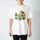 南国のかわいい犬と散歩をする女性 Regular Fit T-Shirt