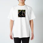 ゴリラをもっと身近に、もっとスタイリッシュに。のその視線、ゴリラ級のインパクト。 Regular Fit T-Shirt