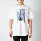 引田玲雄 / Reo Hikitaのカエルメイトより「シロツメクサガエル」(背景青) Regular Fit T-Shirt