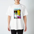 Manhole Delivery　の宇宙人と戯れる猫 スタンダードTシャツ Regular Fit T-Shirt
