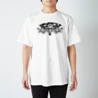 メイドイン極楽スズリ店の扇虎 Regular Fit T-Shirt