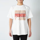【松】黒金アートこぎん和紙和柄のオレンジ覗きねこ　手染め風 Regular Fit T-Shirt