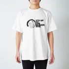 WAVVO ShopのIT'S UP TO THE BEAVER DOG Regular Fit T-Shirt