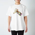 チワワの工房のキリンと花かんむり Regular Fit T-Shirt