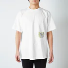 ©hey hachiの木の実を食べるリス スタンダードTシャツ