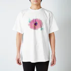 hugging love ＋《ハギング ラブ プラス》の百日草 Regular Fit T-Shirt