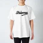 こみやだいすけのシオメ ストリートロゴ 黒 Regular Fit T-Shirt