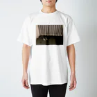 xxxsuzuのカーテン下から足 Regular Fit T-Shirt