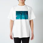 fujiatsuの青にカラフルなひらひら Regular Fit T-Shirt