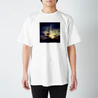 どうもりのブツの海沿いの夕焼け Regular Fit T-Shirt