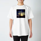 どうもりのブツの海沿いの夕焼け スタンダードTシャツ