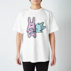 そんなにすりすりしたらすり減っちゃうよの突然奴らが刺さってきた。 Regular Fit T-Shirt