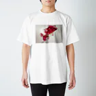 nahoko t.の金魚花 Regular Fit T-Shirt