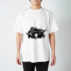 cosakuの水牛の群れの中のヤギ Regular Fit T-Shirt