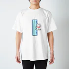 リコペマの直線定規にしがみつくネコ Regular Fit T-Shirt