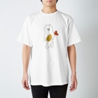 SUIMINグッズのお店の【大・フチあり】エビフライをさわやかに運ぶねこ Regular Fit T-Shirt
