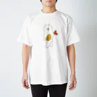 SUIMINグッズのお店の【大・フチあり】エビフライをさわやかに運ぶねこ スタンダードTシャツ