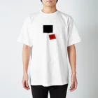 ギャラリーアマネの黒の正方形と赤の正方形 Regular Fit T-Shirt