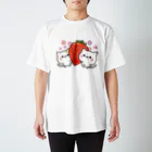 DECORの気づかいのできるネコ　いちごver. Regular Fit T-Shirt