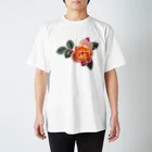 コマタヒチの【ロマン】蕾と葉のついたオレンジピンクの薔薇 スタンダードTシャツ