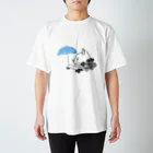 R503の傘をくれる猫 Regular Fit T-Shirt