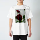 Gardenの濃くて赤い薔薇 Regular Fit T-Shirt