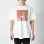 minachape STOREのカモメ、ピンクの空を飛ぶ Regular Fit T-Shirt