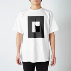 WAMI ARTの猫の窓(モノクロ) Regular Fit T-Shirt