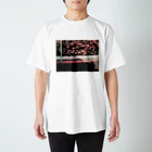 ヌンキの他人の家の花 Regular Fit T-Shirt