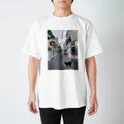 Omuのにゃんこと路地 Regular Fit T-Shirt