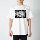 “Mosh's Exhibition“shopのCandle Mosh murder case 2(白黒） Regular Fit T-Shirt