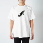 あめみやの踊りに集中できていないアメリカワニ Regular Fit T-Shirt