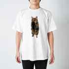 NEKOTORU（ねことる）の祈るキジトラ猫 Regular Fit T-Shirt