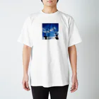 ゲッコー商店の青空とクレーン Regular Fit T-Shirt