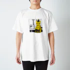 思い付きの庭の神主ネコ Regular Fit T-Shirt