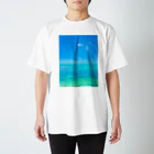 mizuphoto galleryの海と飛行機雲 Regular Fit T-Shirt