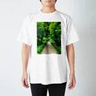 日本風景と自然風景の緑と鳥居 Regular Fit T-Shirt