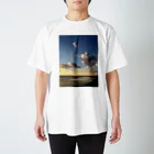 shizenhaの冬の海辺の空と雲 スタンダードTシャツ