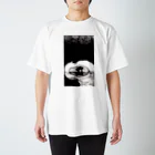 ろう飼い主の見てるよ Regular Fit T-Shirt