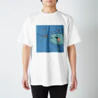 ゆるはたショップの釣られる1秒前な魚 スタンダードTシャツ