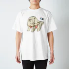 もんとみ | もっちり動物造形作家の強風に立ち向かうポメラニアン（白色） Regular Fit T-Shirt